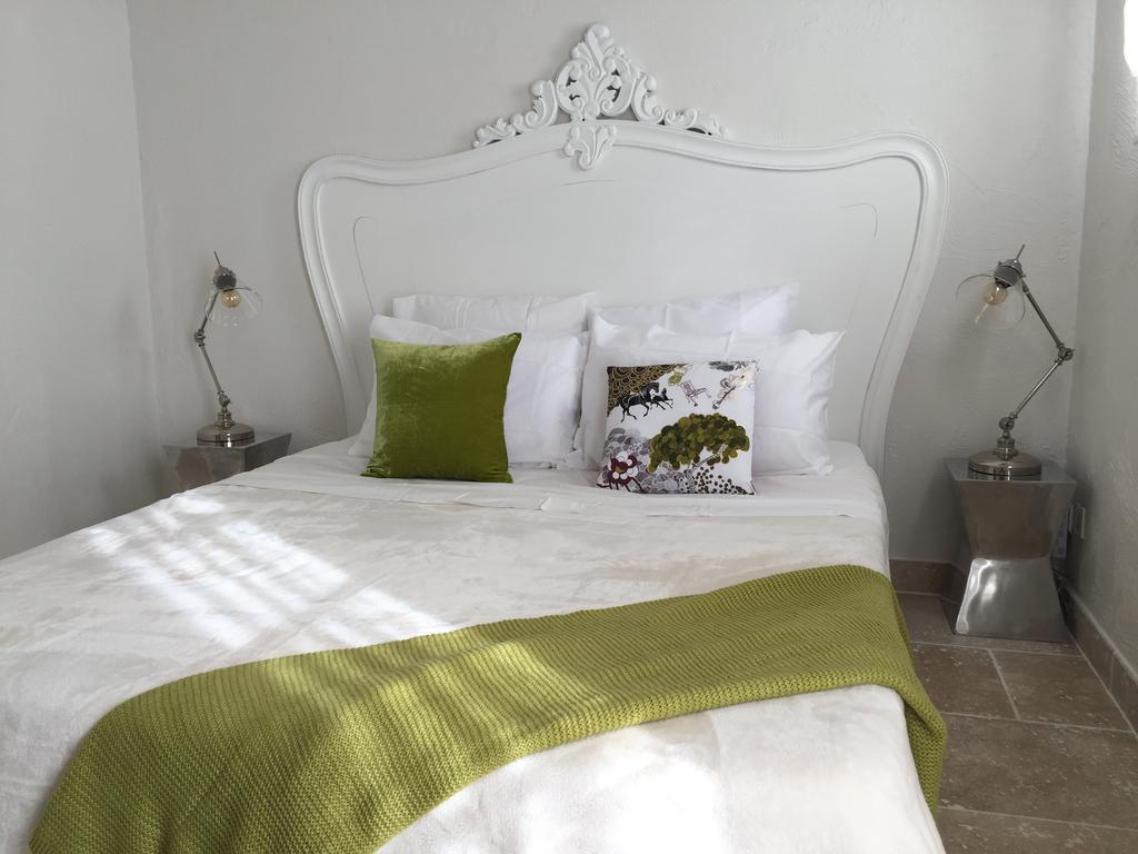 Le Mas Des Lauriers Bed & Breakfast Paradou Oda fotoğraf