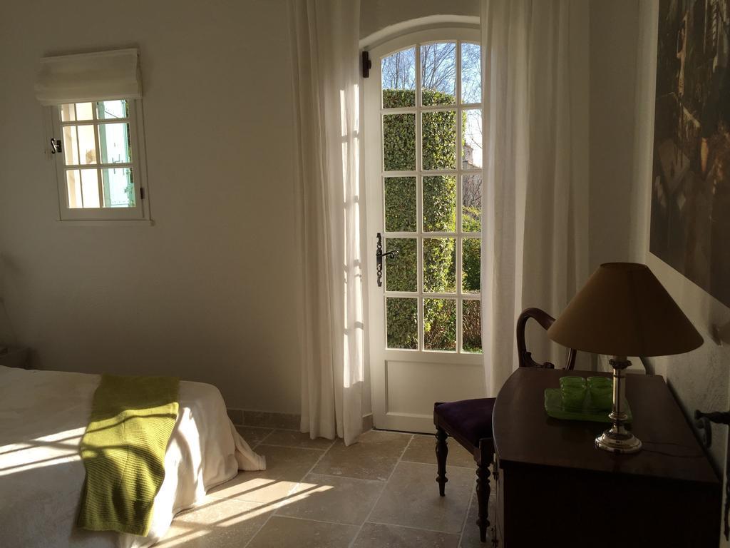 Le Mas Des Lauriers Bed & Breakfast Paradou Oda fotoğraf